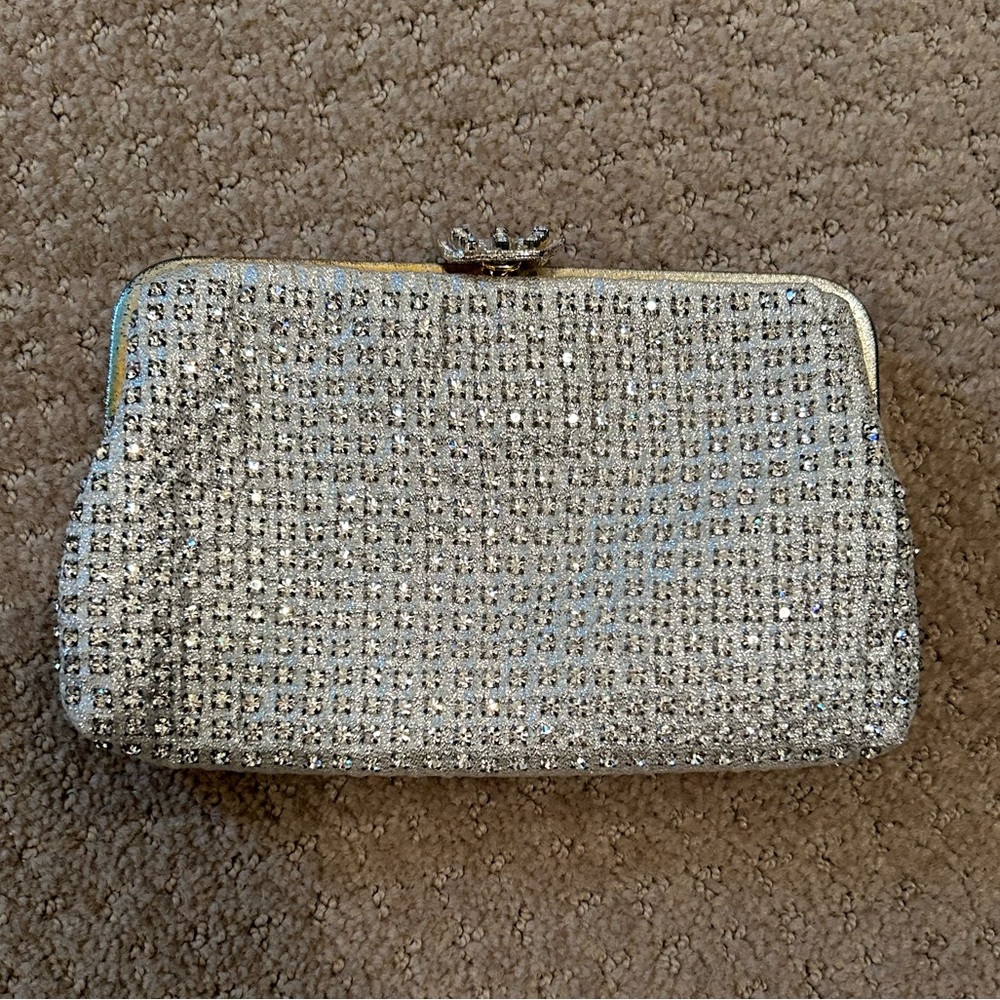 La Regale silver rhinestone clutch